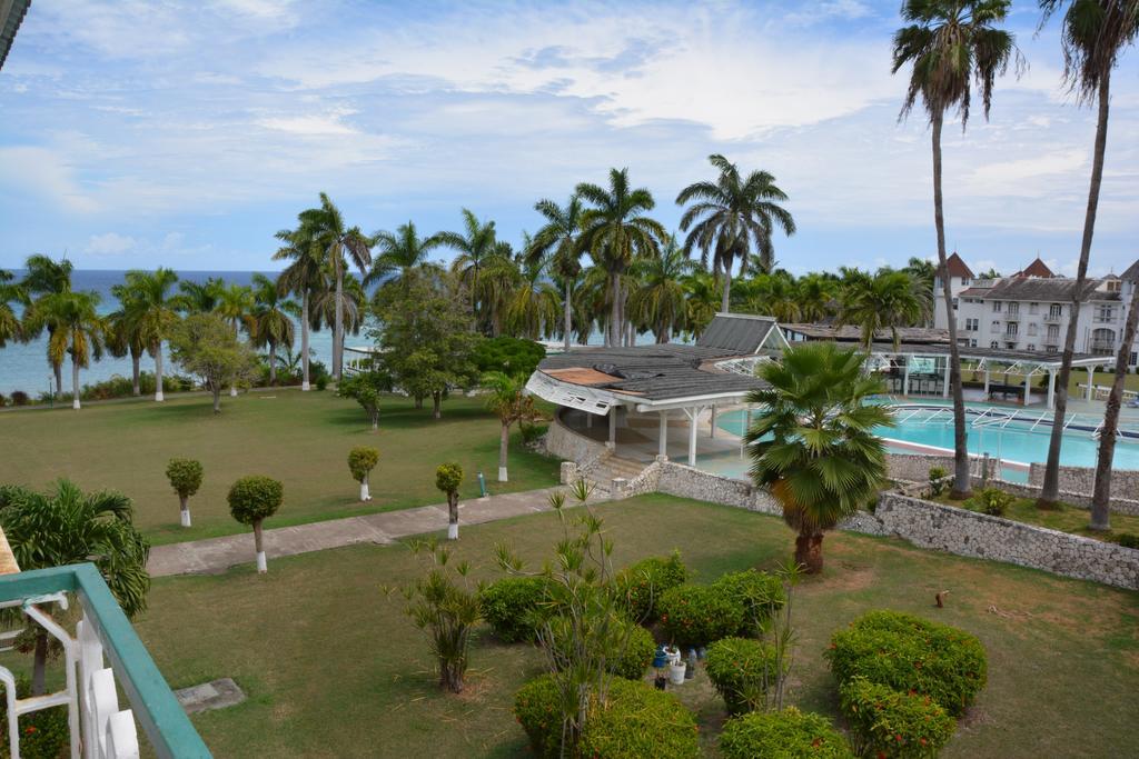 Seacastles By The Beach/Pool Aparthotel Montego Bay Exterior photo