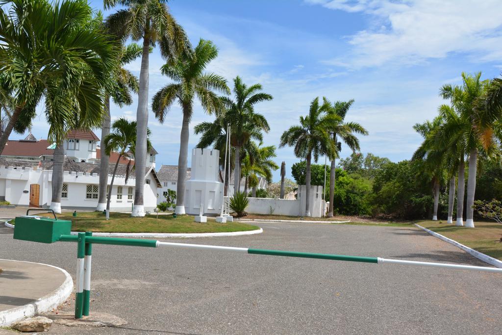 Seacastles By The Beach/Pool Aparthotel Montego Bay Exterior photo