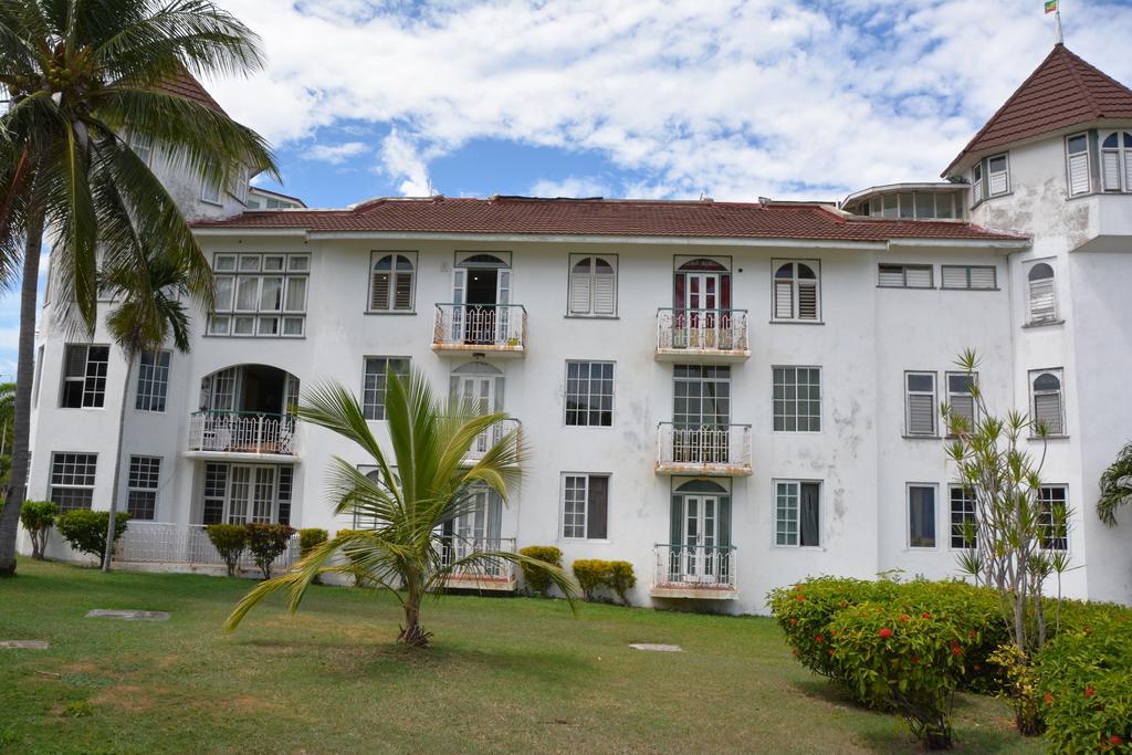 Seacastles By The Beach/Pool Aparthotel Montego Bay Exterior photo