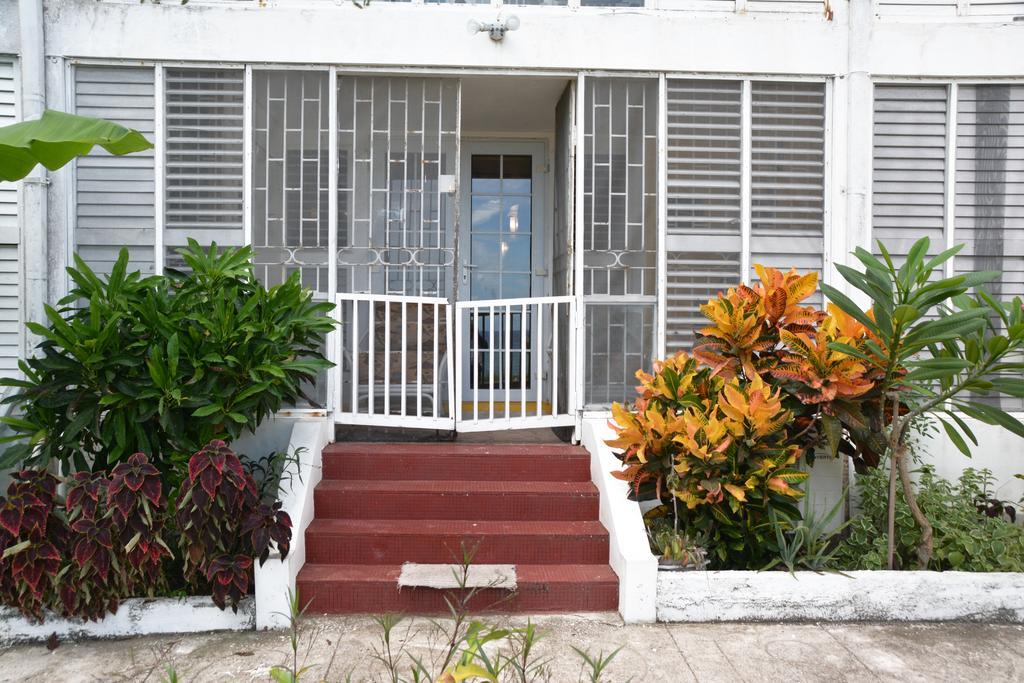 Seacastles By The Beach/Pool Aparthotel Montego Bay Exterior photo